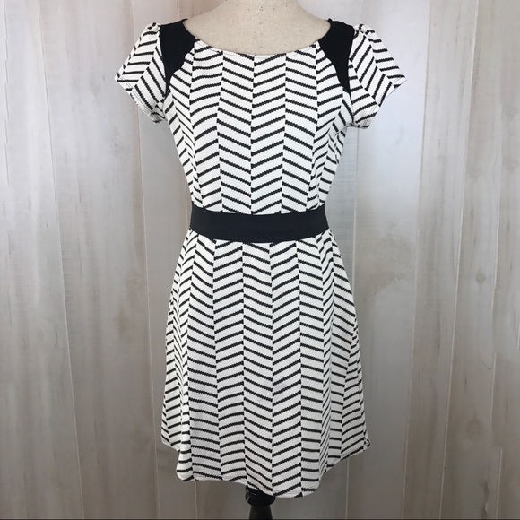 NAF NAF Dresses & Skirts - NAF NAF GeoStripe Elastic Short Sleeve Dress